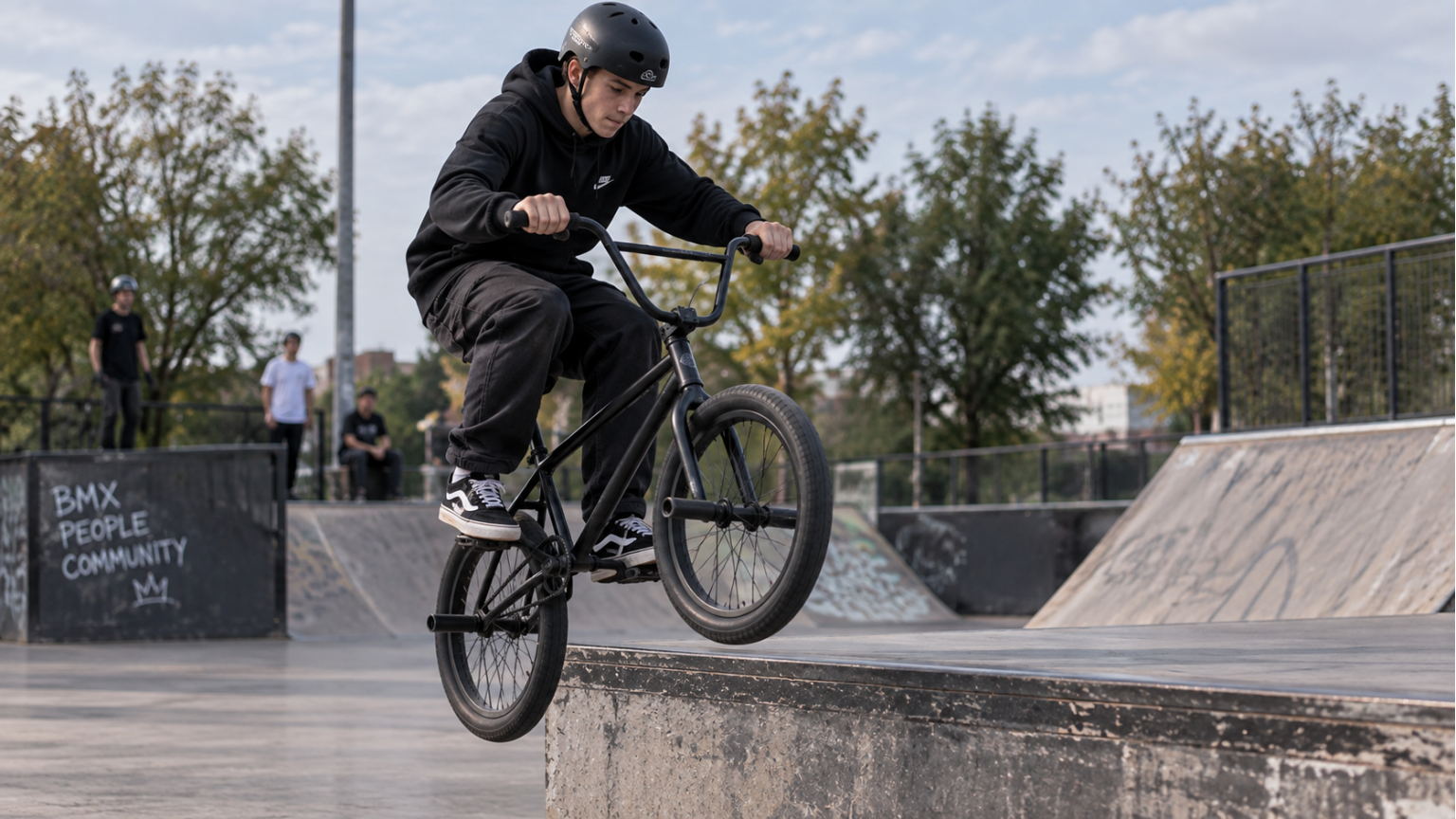 Начинающий райдер осваивает трюки на BMX