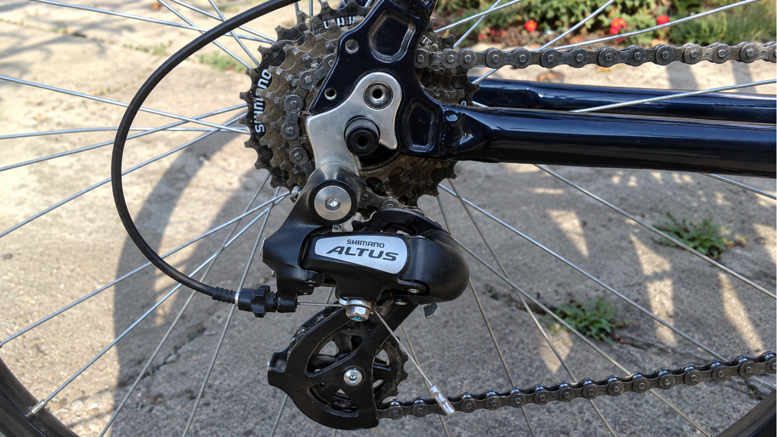 Задний переключатель Shimano Altus крупным планом